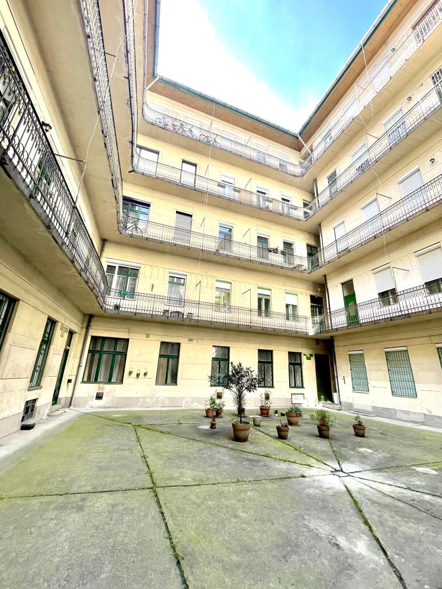 Teresian Apartment Near The Andrassy Street Free Air Conditioner Free Coffee ブダペスト エクステリア 写真